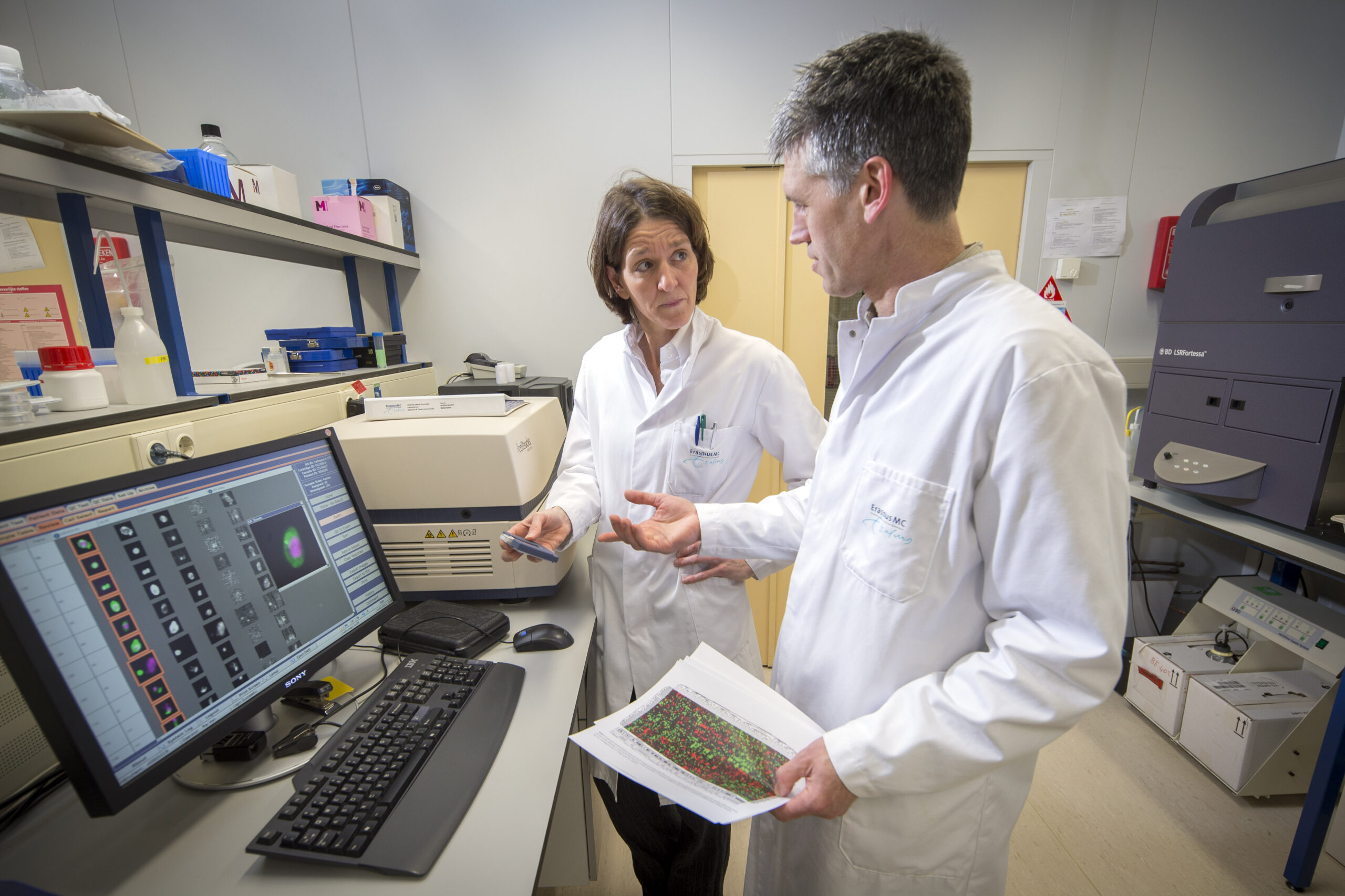 internist-oncoloog Agnes Jager en onderzoeker John Martens