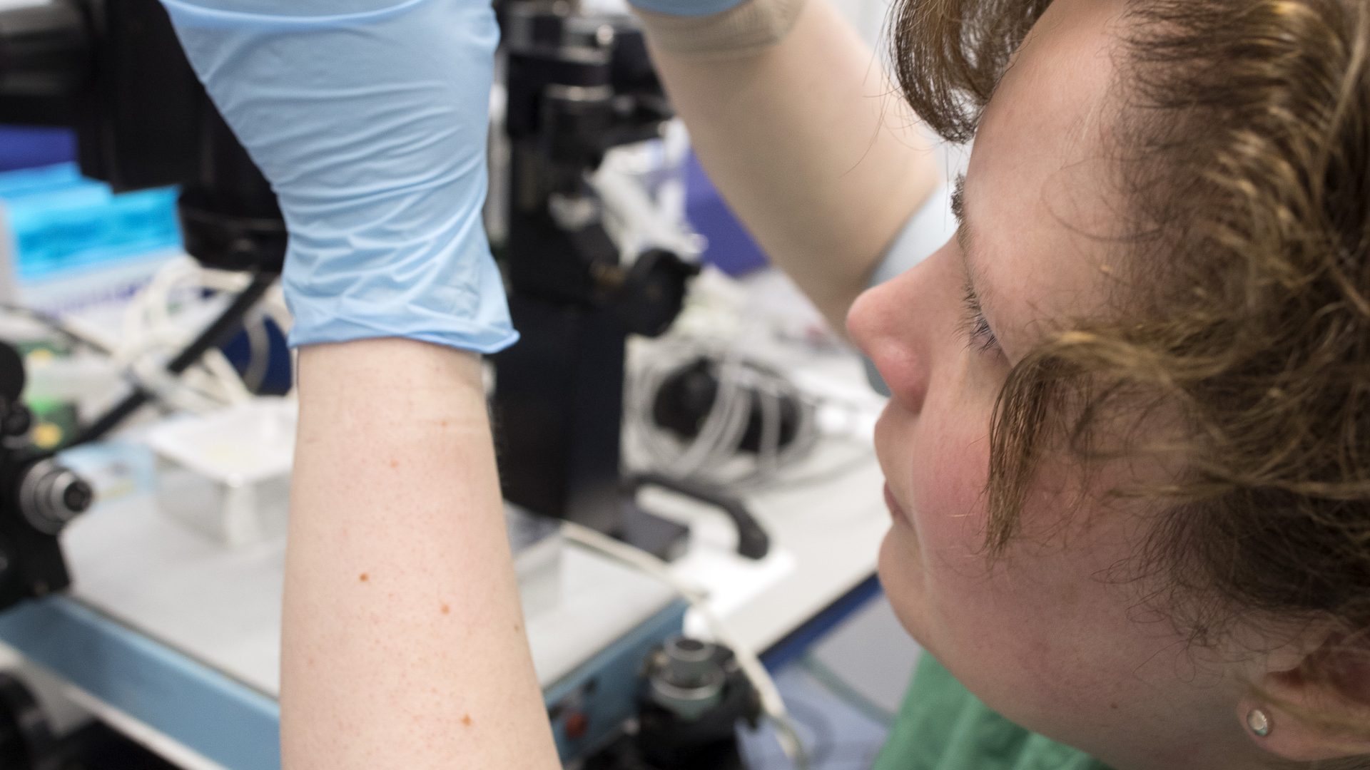 Klazina-Kooiman-met-Groep-in-Lab-0517-007