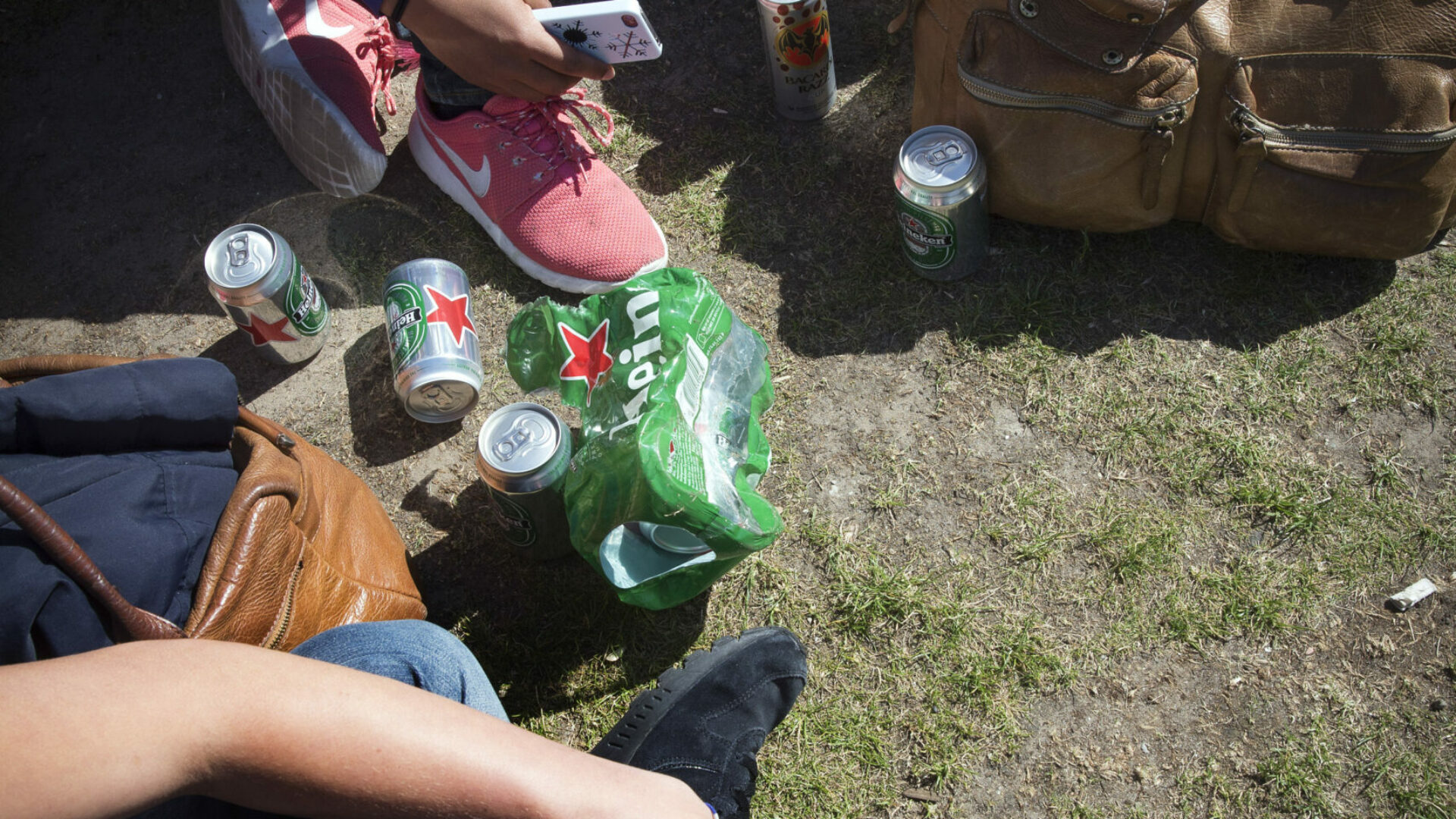 jongeren met blikjes bier
