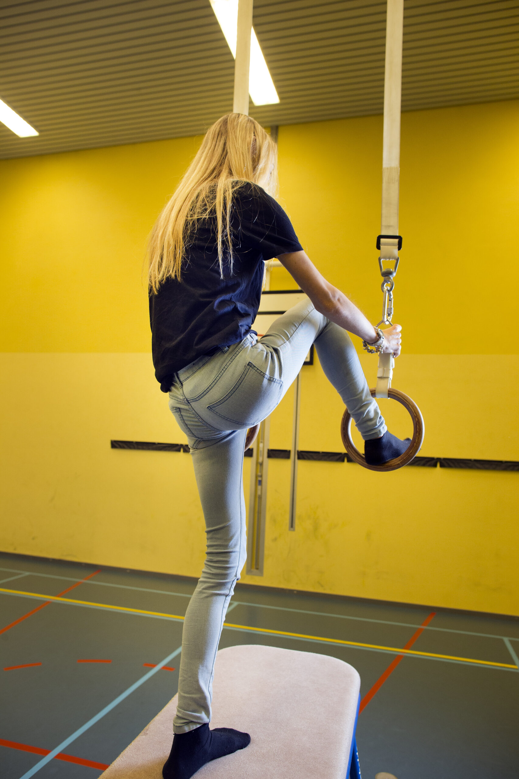 meisje met anorexia doet bewegingsoefening