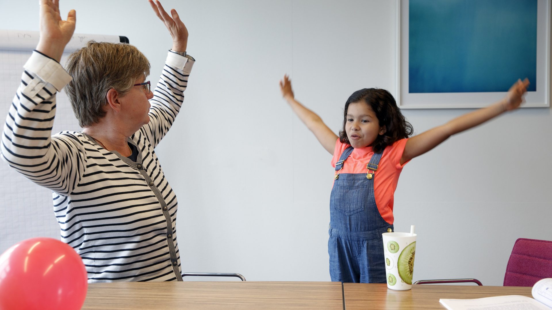 Lisbeth Utens oefent met kind