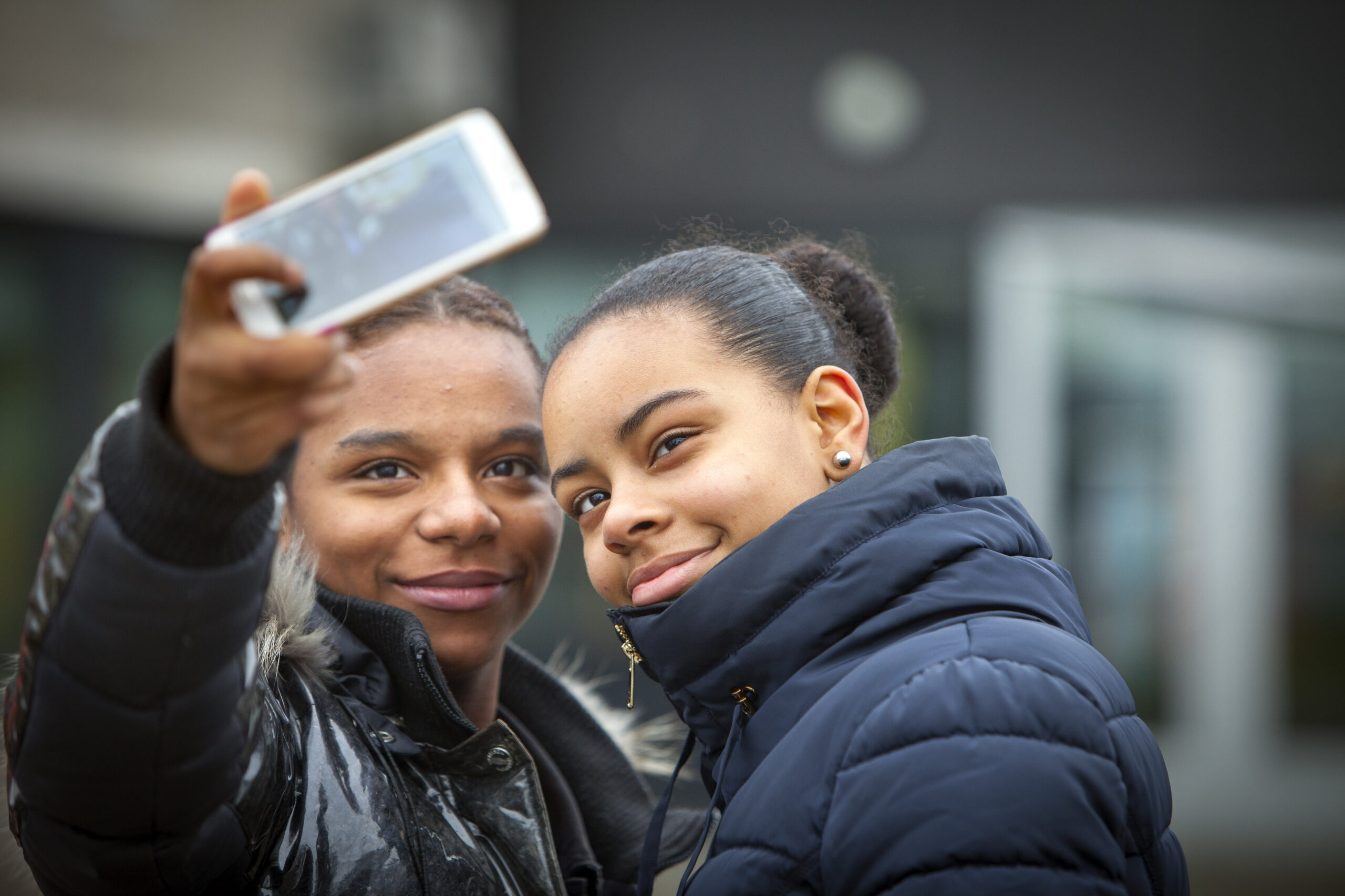 Scholieren maken selfie