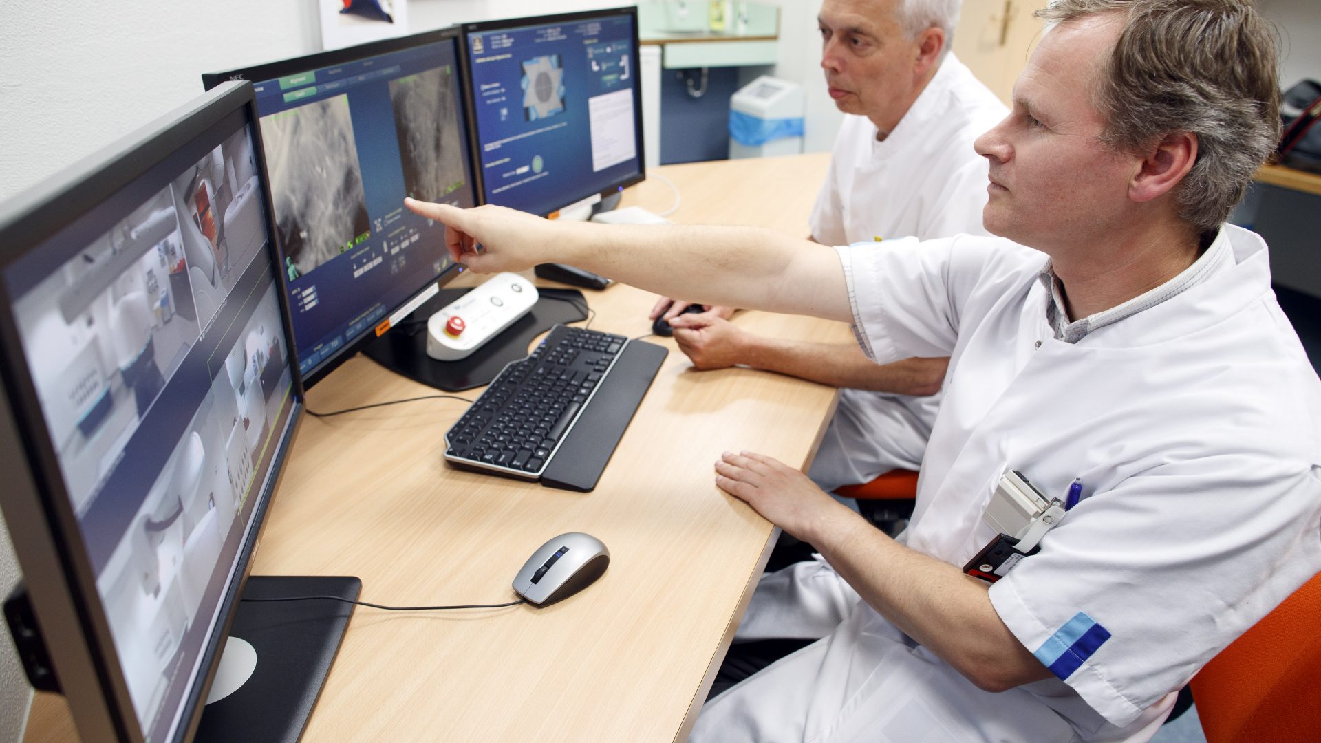 radioloog bekijkt patiëntengegevens op beeldscherm