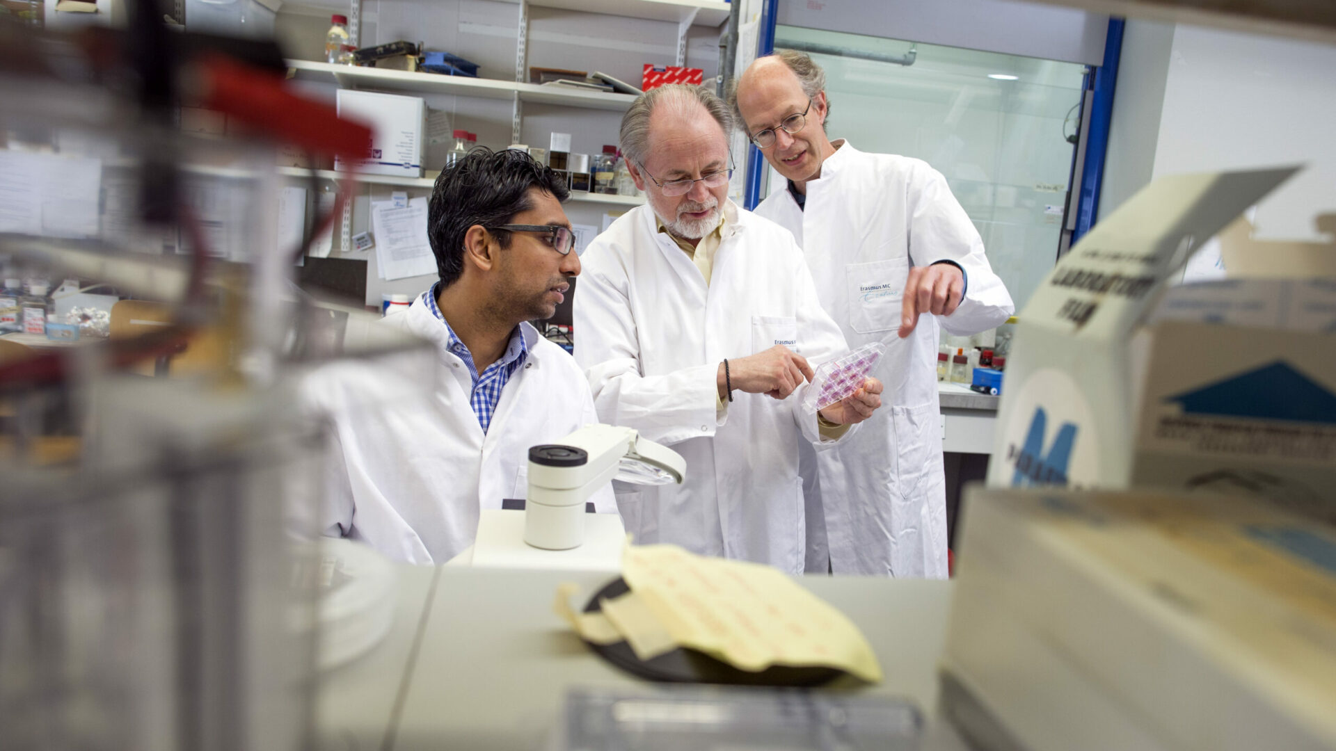 Onderzoekers van de afdeling Genetica overleggen in het laboratorium
