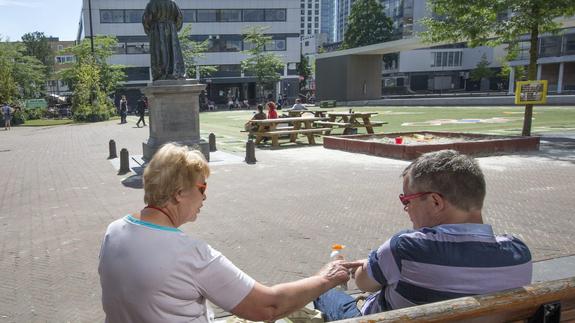 mensen smeren zich in met zonnebrand tegen huidkanker
