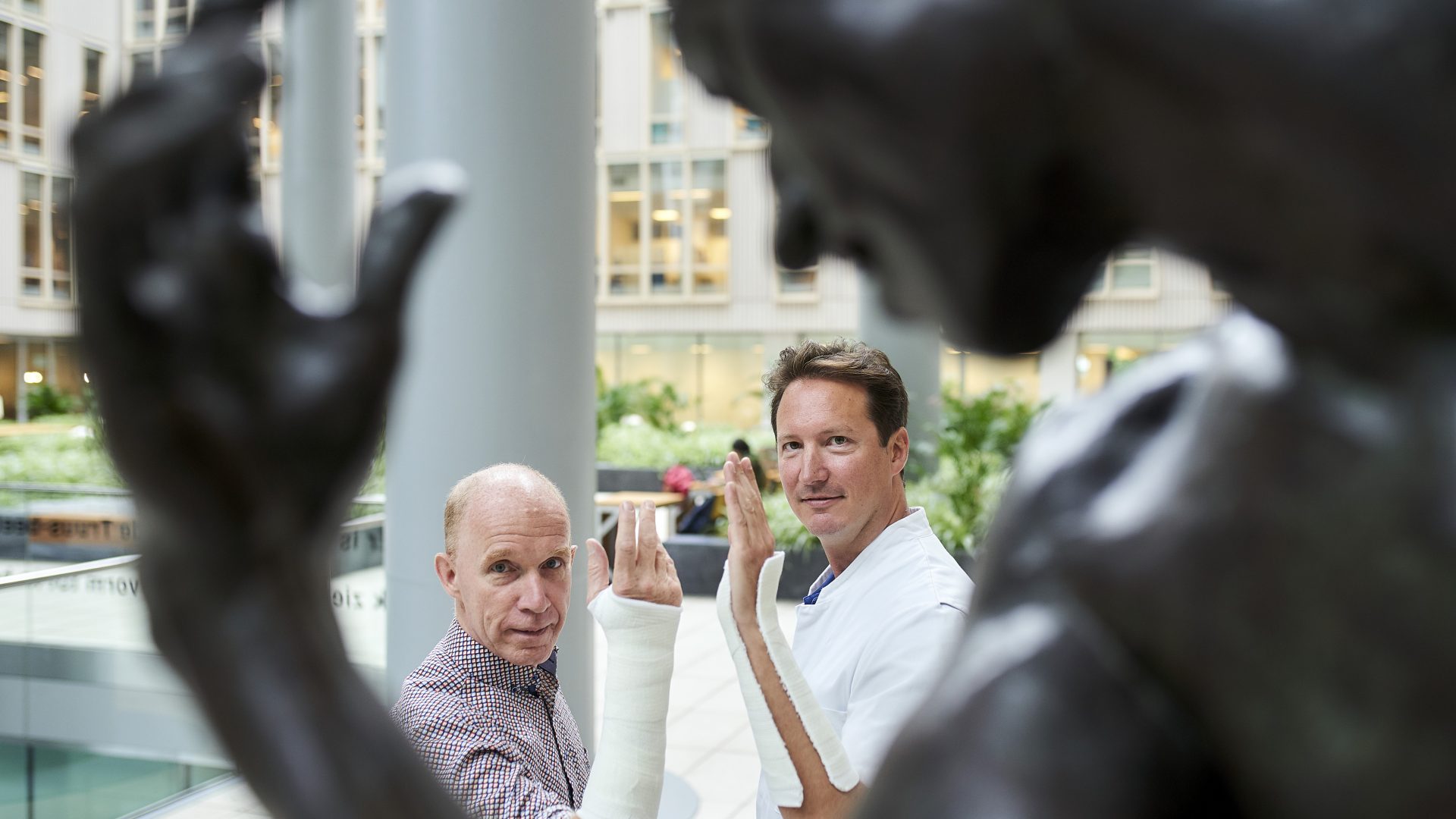 Max Reijman, links en Joost Colaris tonen twee soorten gips