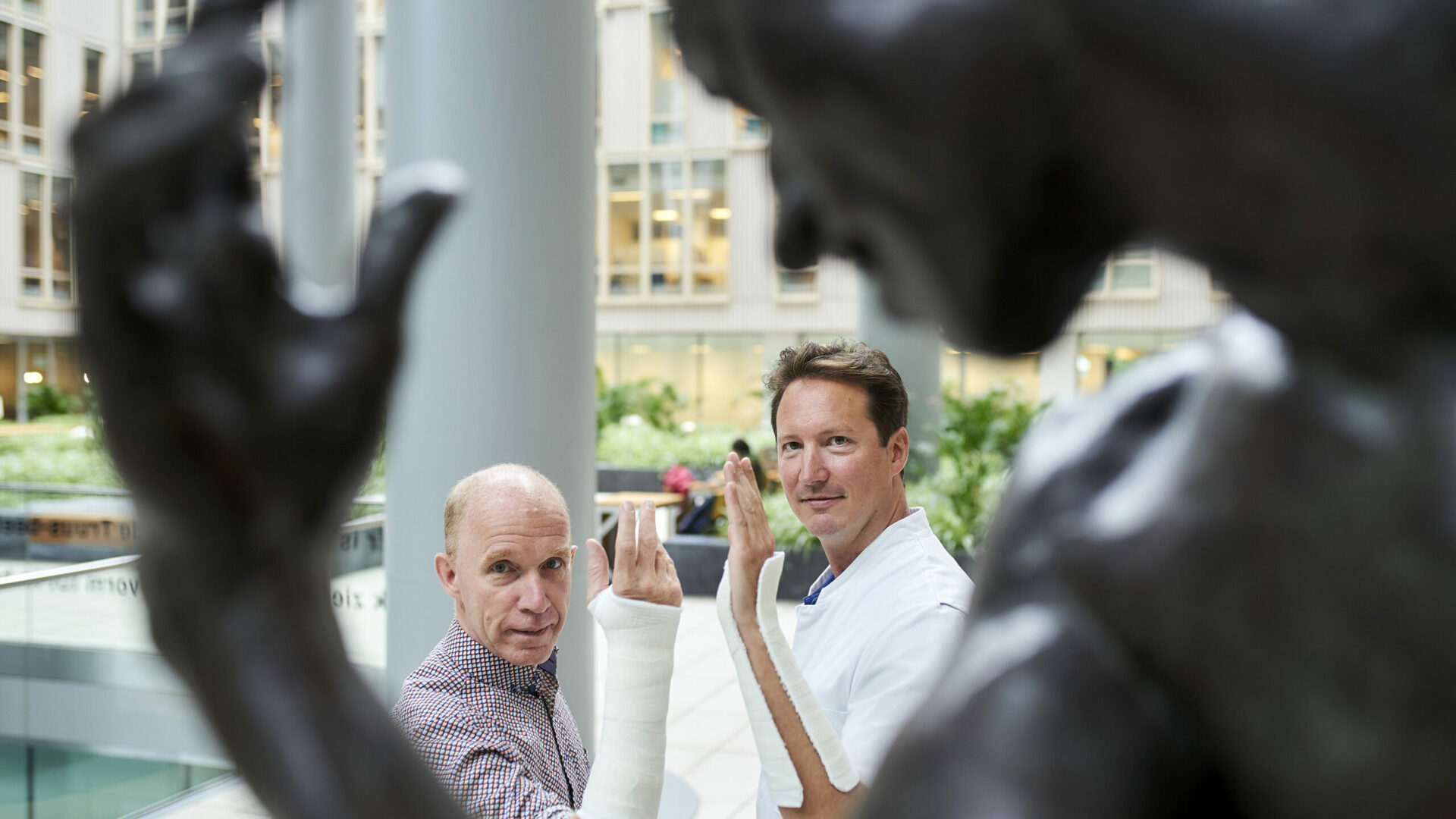 Max Reijman, links en Joost Colaris tonen twee soorten gips
