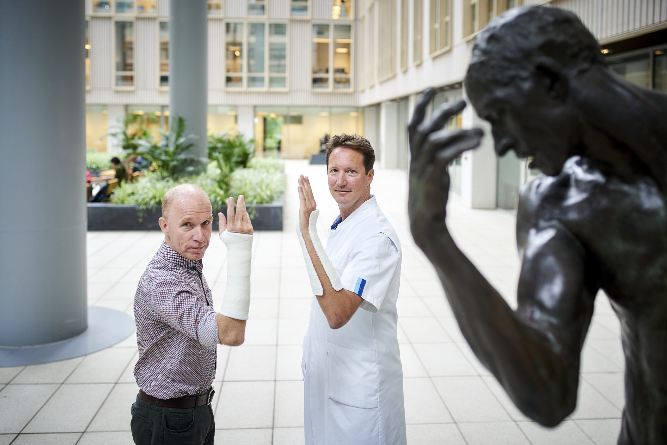Max Reijman (l) en Joost Colaris tonen het verschil tussen circulair (l) en spalkgips.
