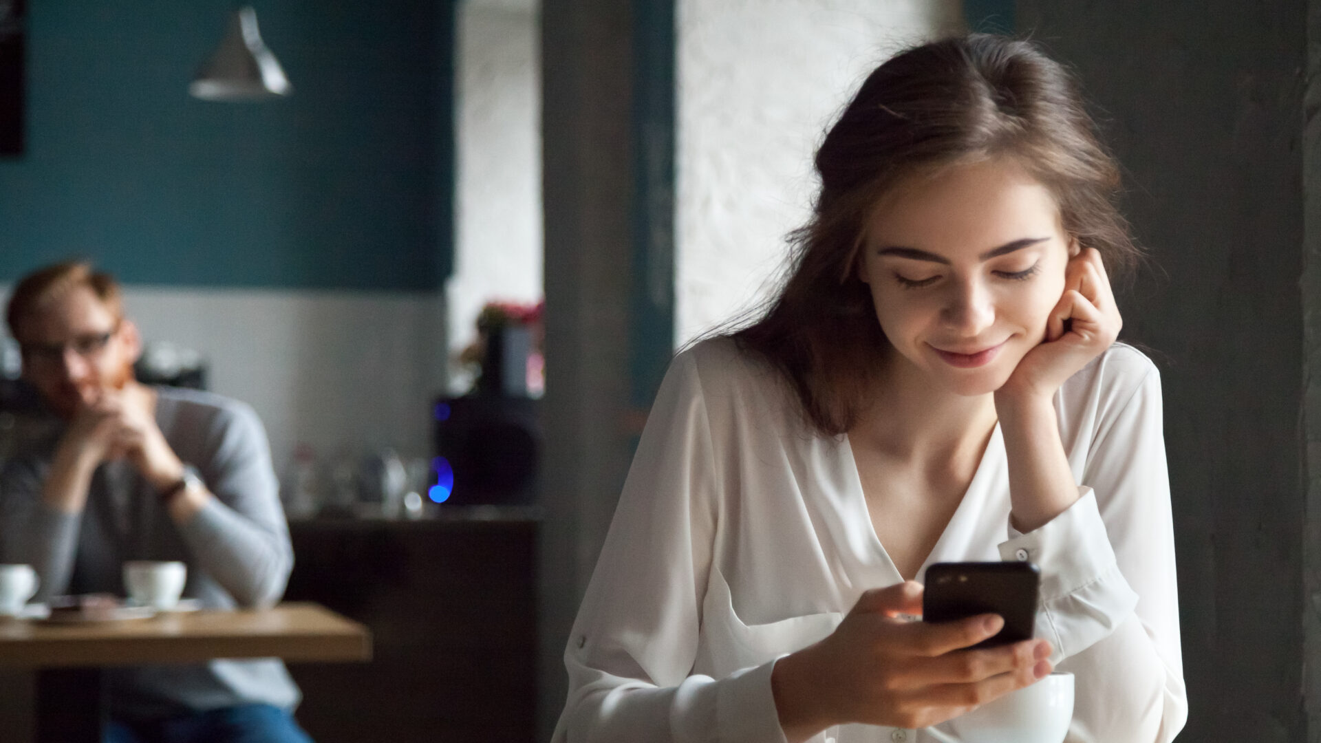 Jongere-met-smartphone-Shutterstock