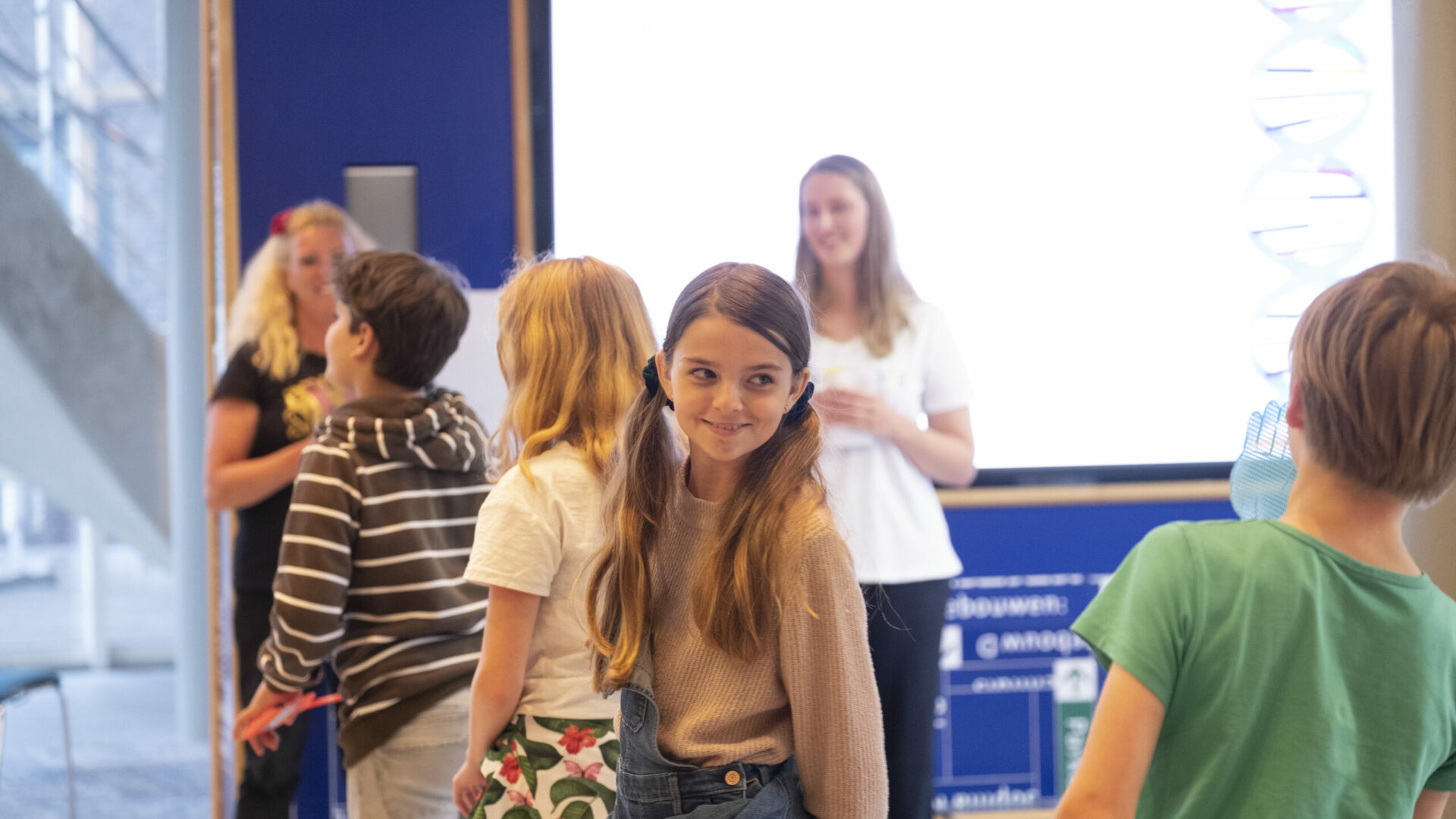 Kidsdialoog-DNA-Meisje-glimlacht_DNA-streng