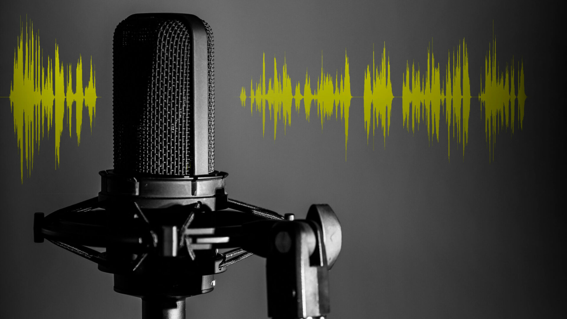 Professional,Microphone,With,Yellow,Voice,Waveform,On,Dark,Background,,Sound