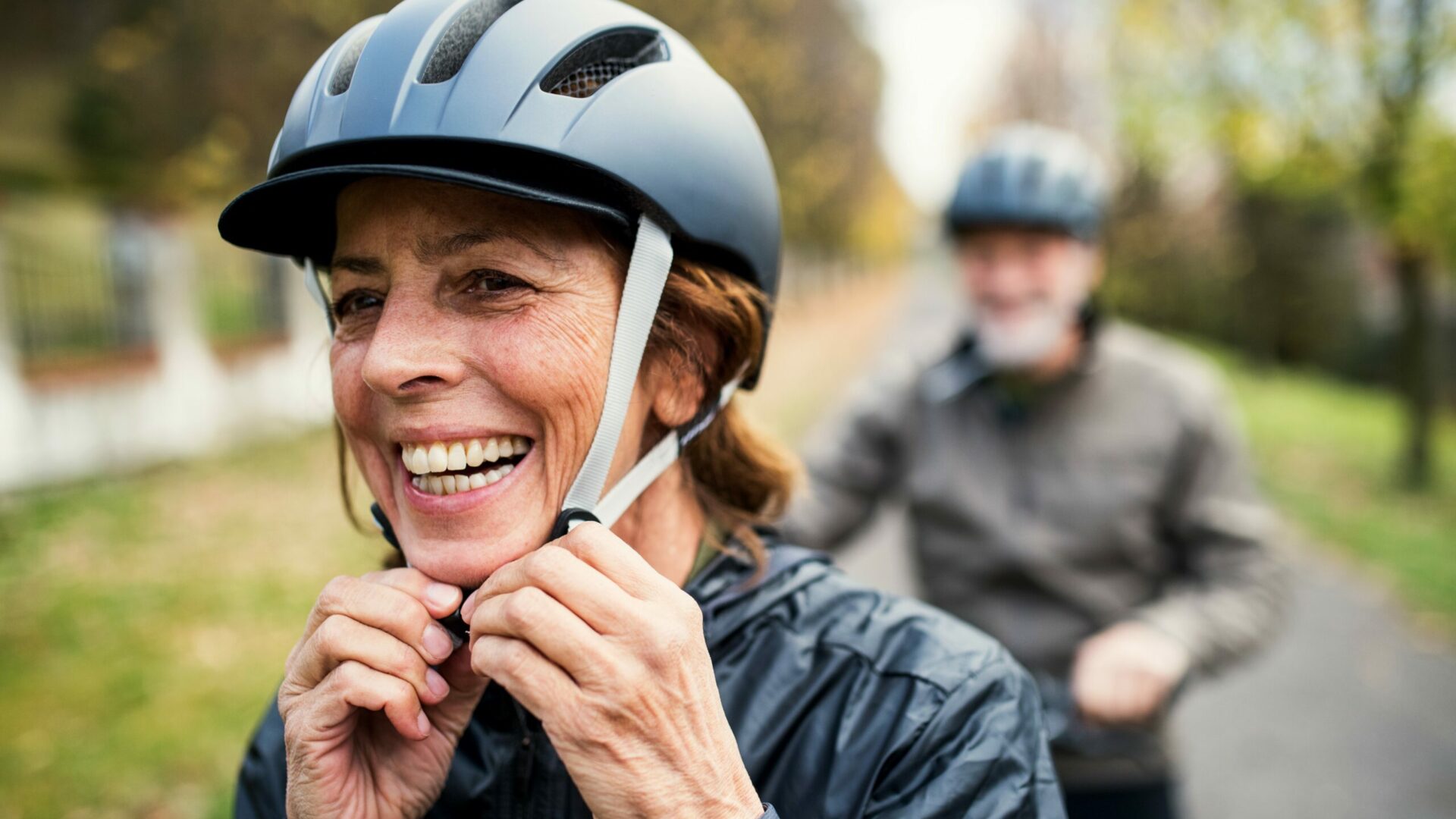 Foto vrouw met fietshelm