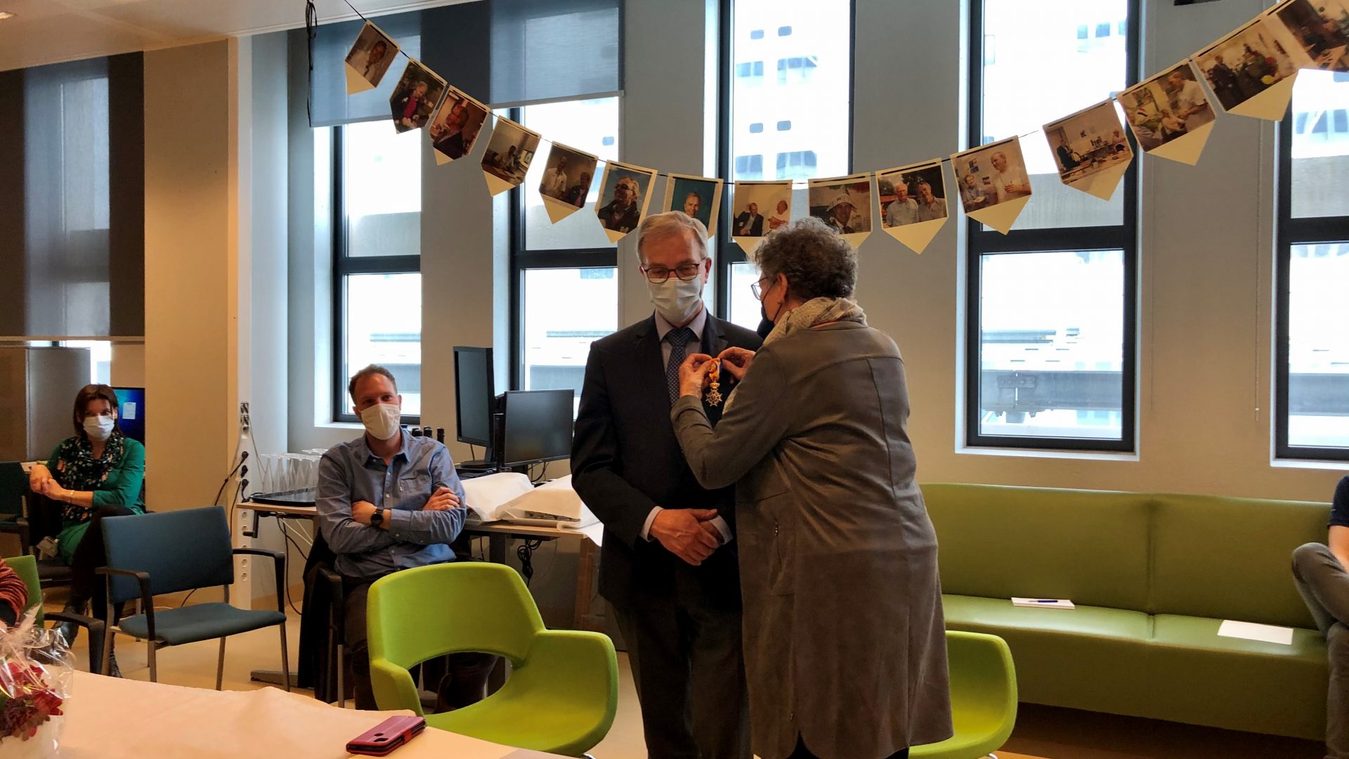 Professor Verhaar krijgt zijn lintje opgespeld door echtgenote Joke