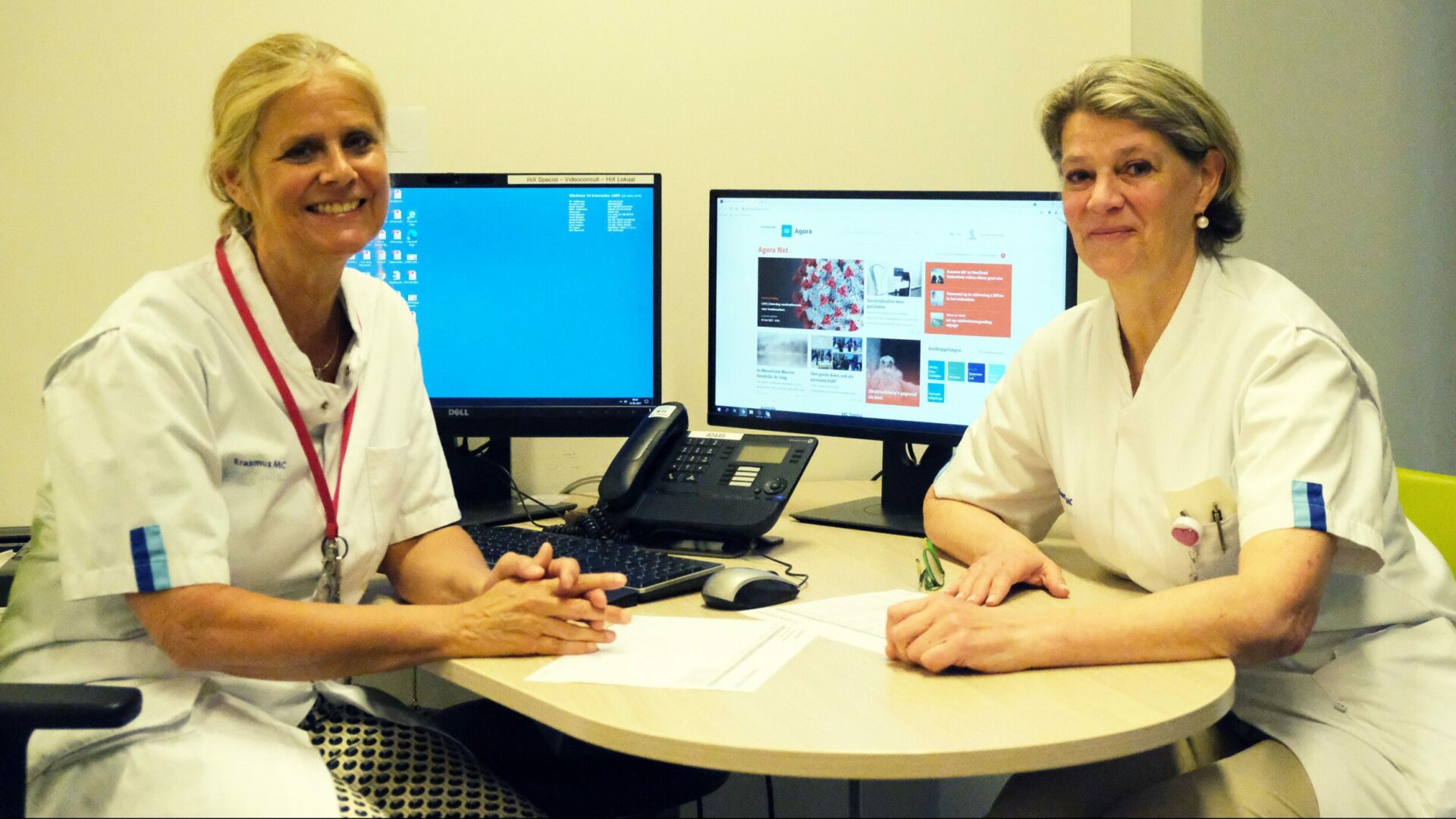Prof. Janneke van der Woude links) en prof. Hankje Escher rechts)