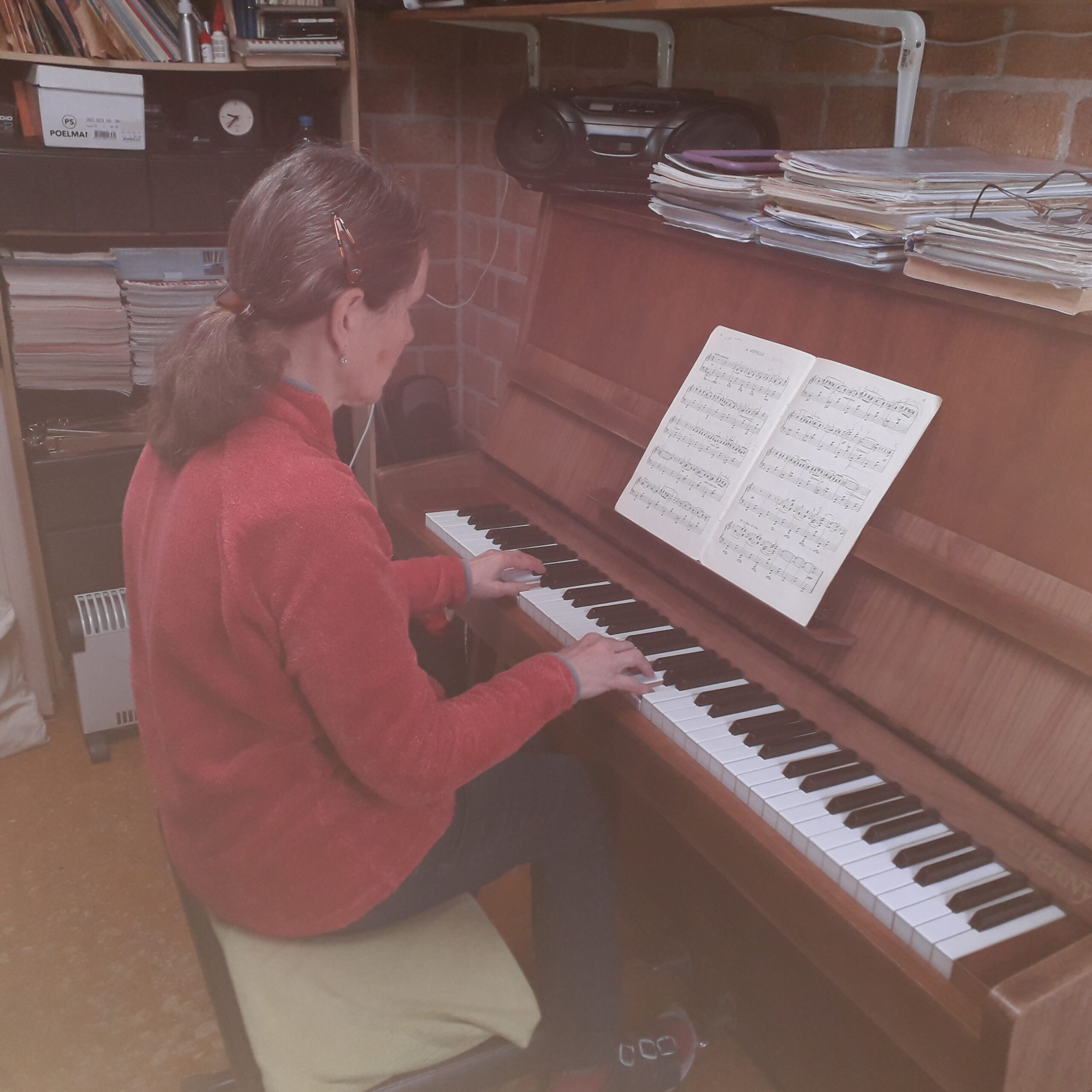Mia achter de piano