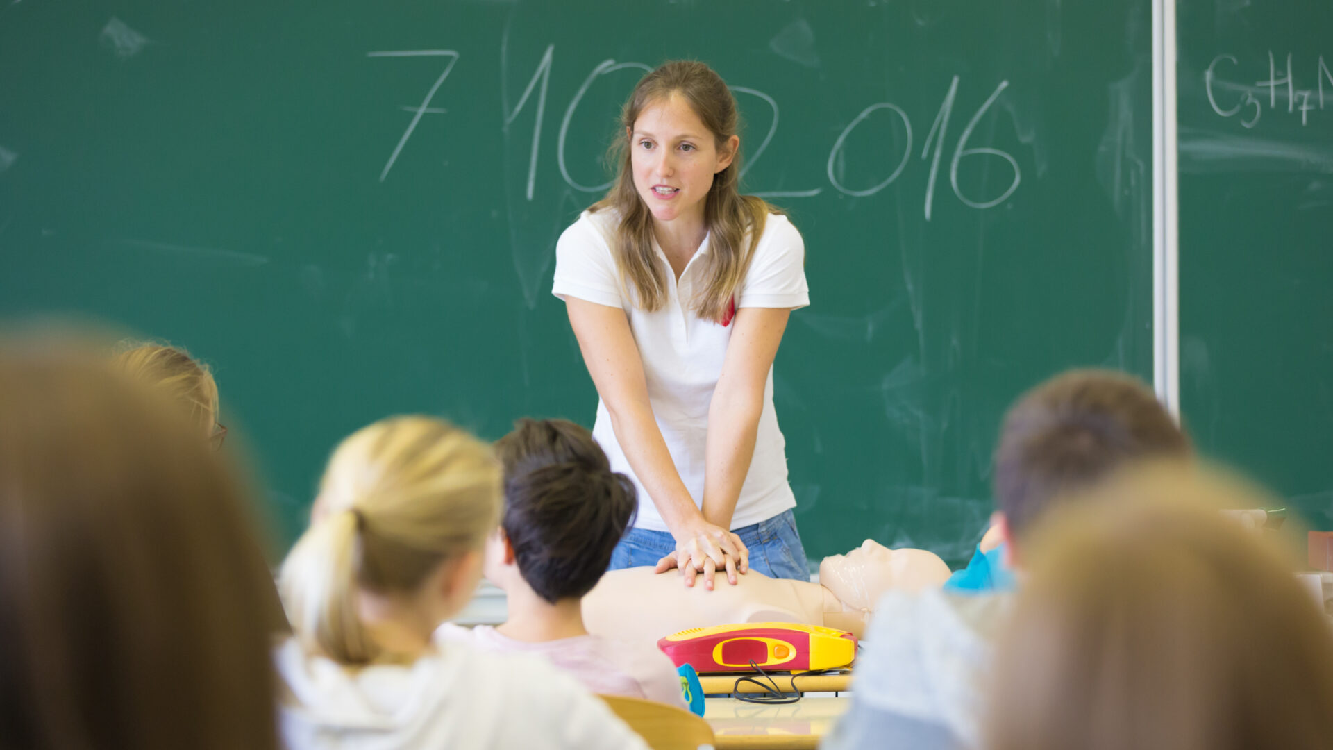 Instructor,Teaching,First,Aid,Cardiopulmonary,Resuscitation,Course,And,Use,Of