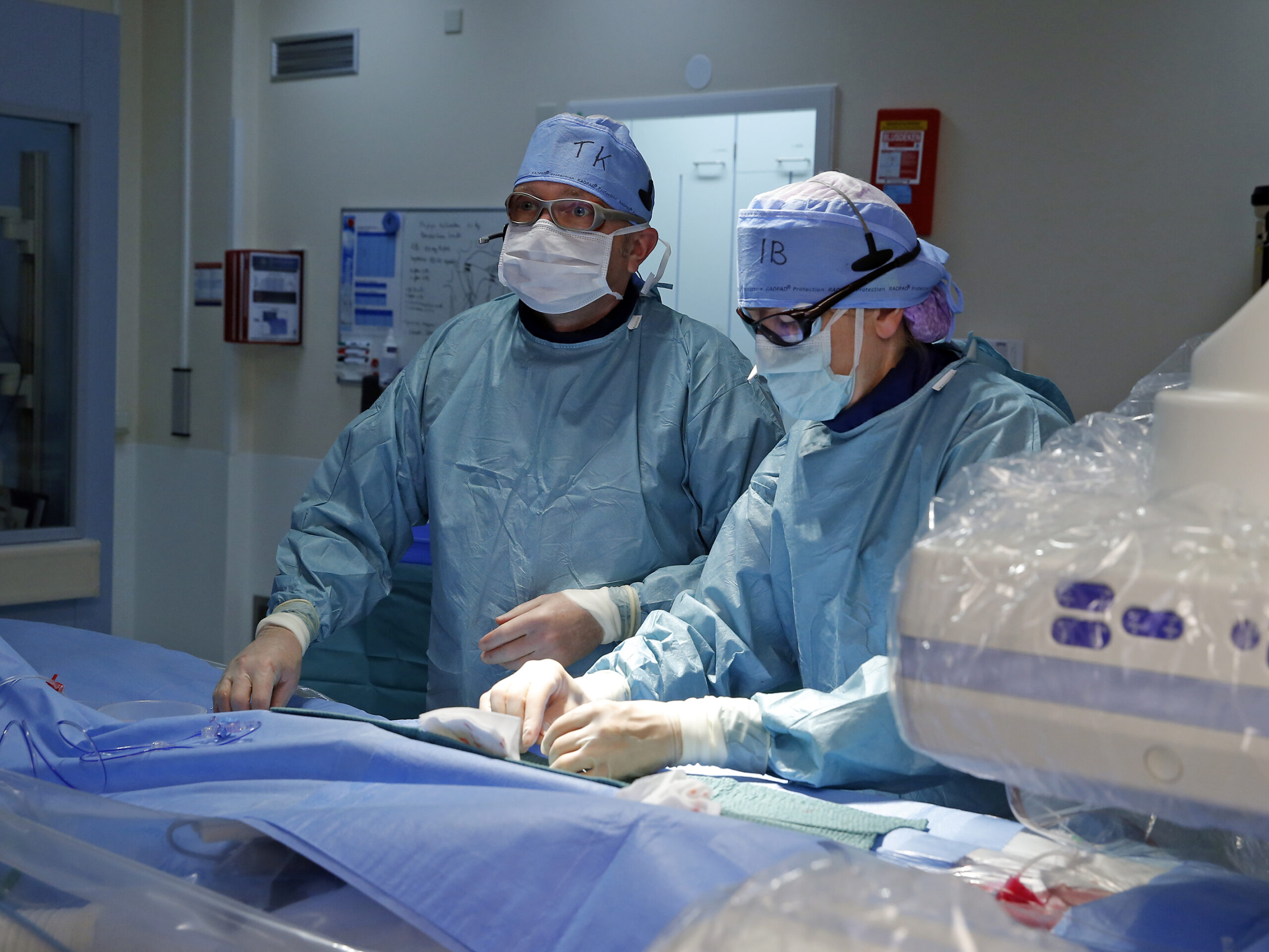 Kinderinterventiecardiologen Thomas Krasemann (l) en Ingrid van Beynum aan het werk. 