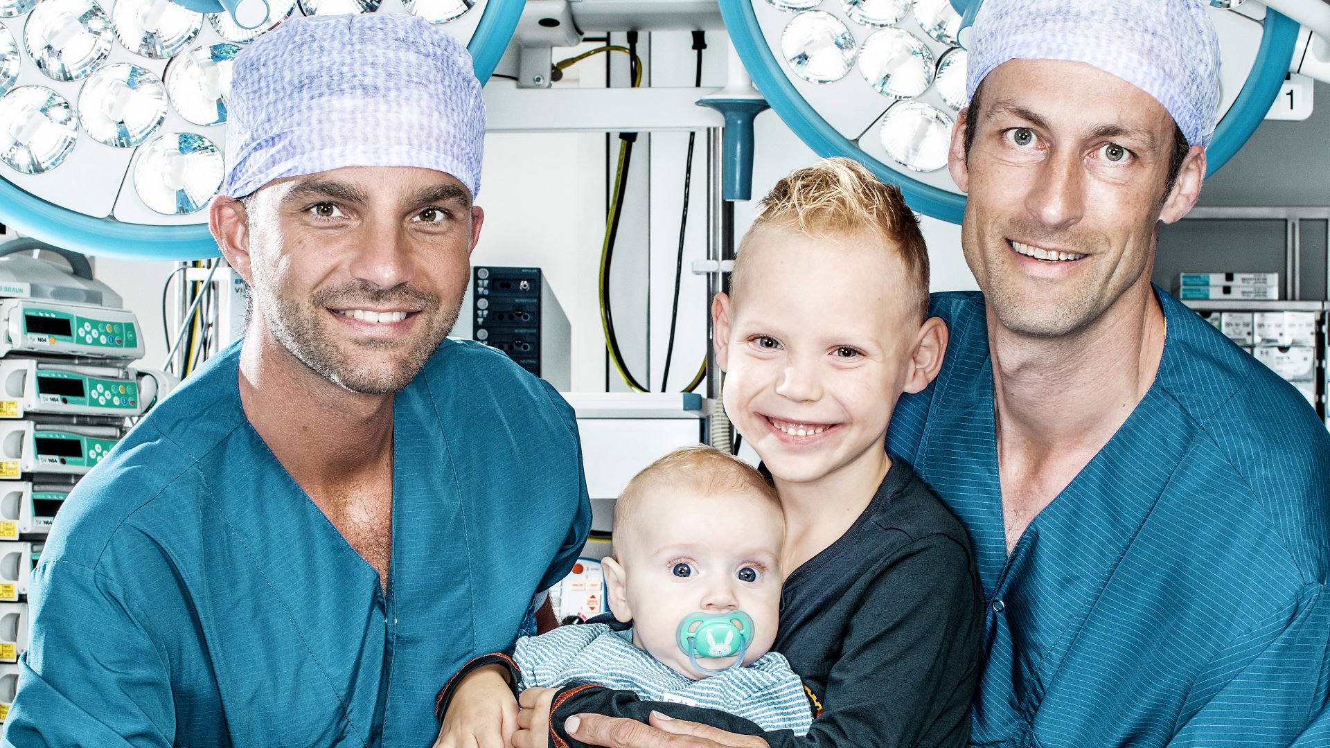 Broertjes Daan en Lev met kinderhartchirurgen Wouter van Leeuwen en Pieter van de Woestijne