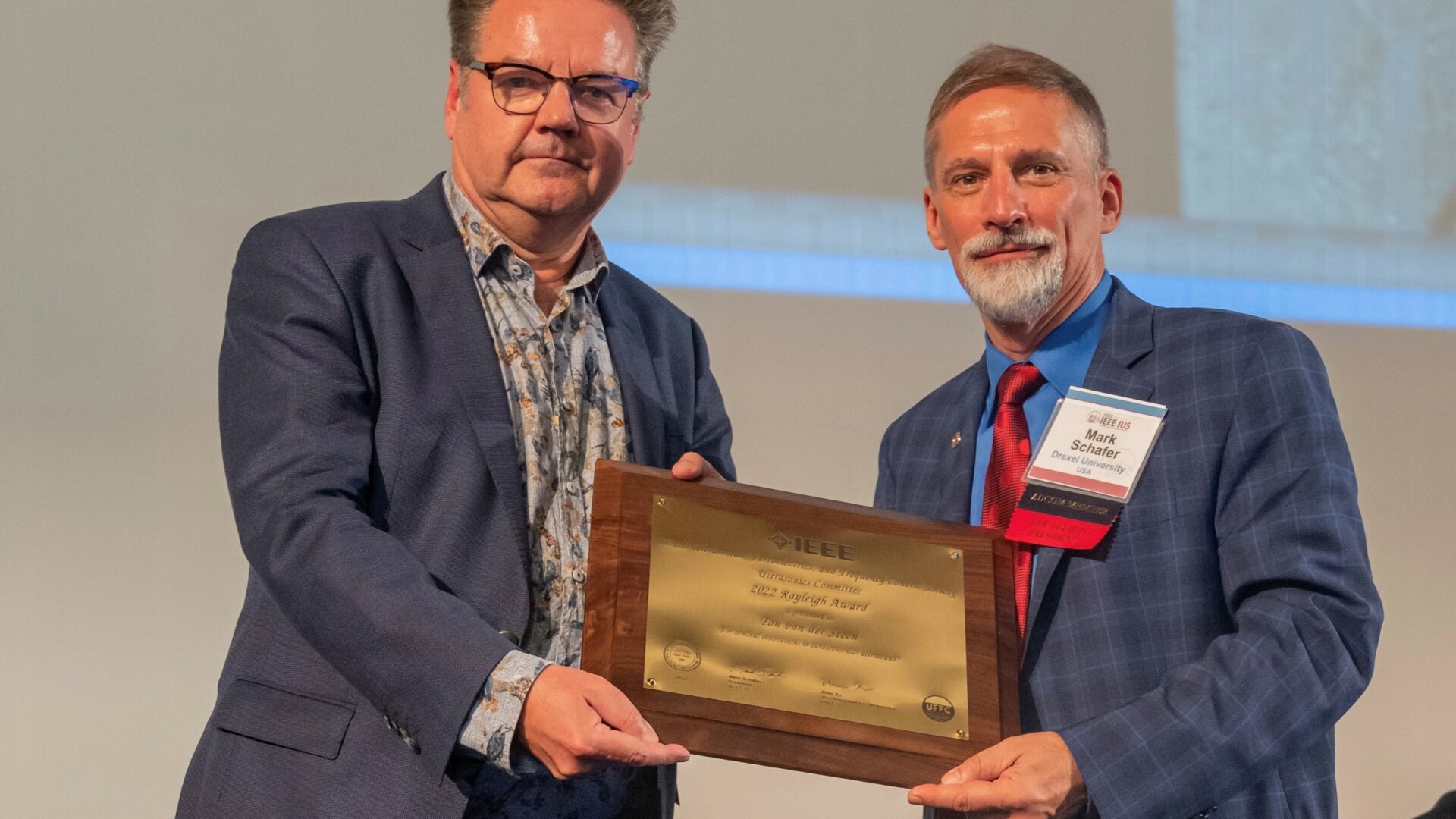 Ton van der Steen (l) kreeg de LOrd Rayleigh Award uit handen van Mark Schafer, voorzitter van de IEEE.