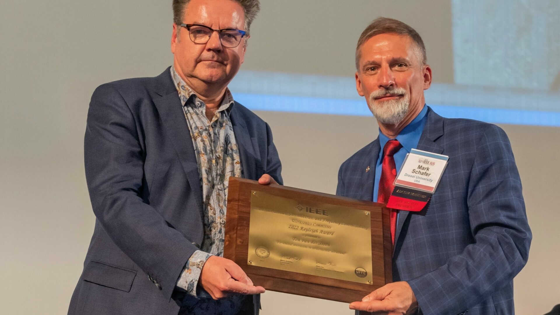 Ton van der Steen (l) kreeg de LOrd Rayleigh Award uit handen van Mark Schafer, voorzitter van de IEEE.
