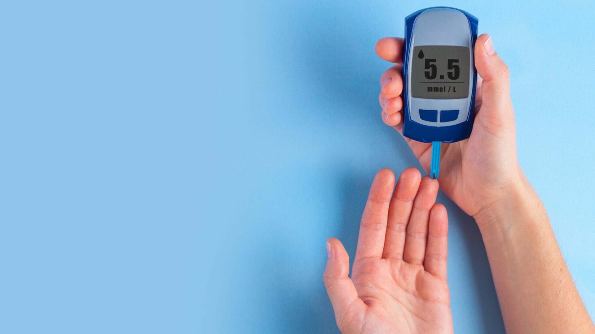 The,Diabetic,Measures,The,Level,Of,Glucose,In,The,Blood.
