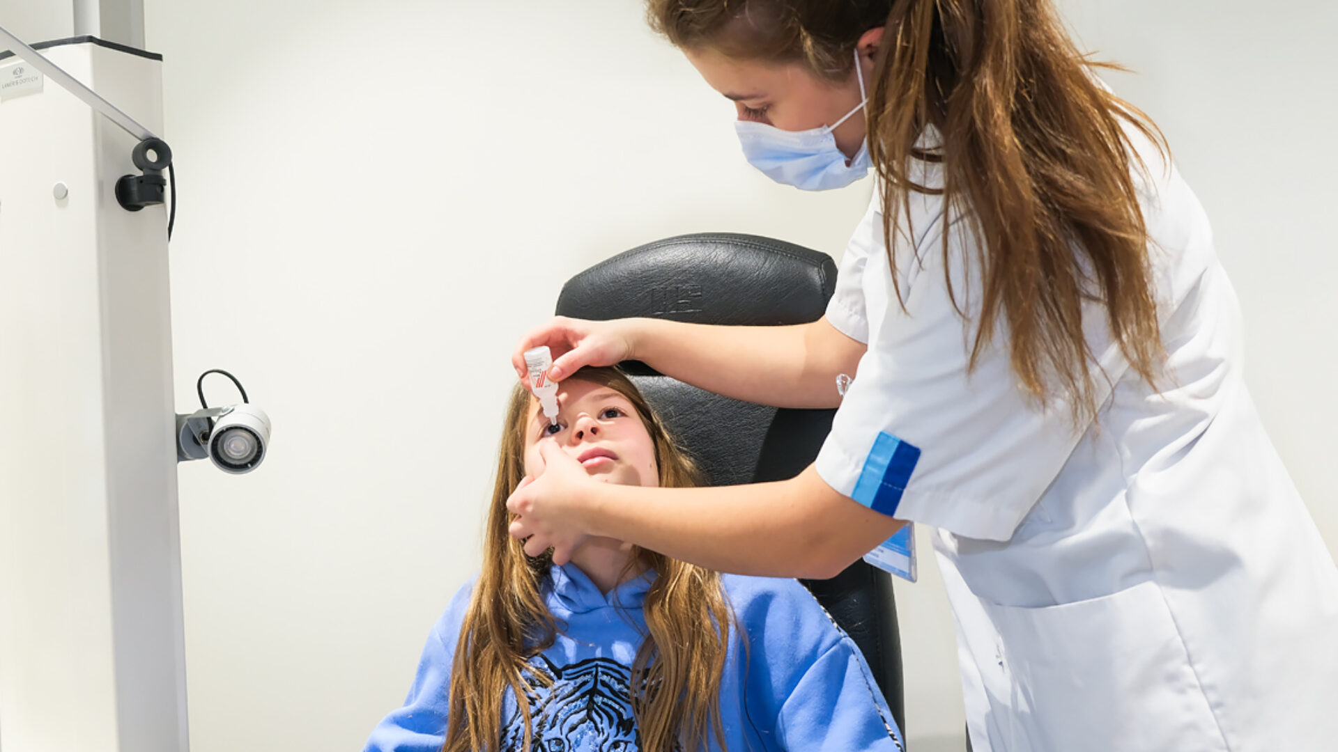 Emily krijgt een oogdruppel