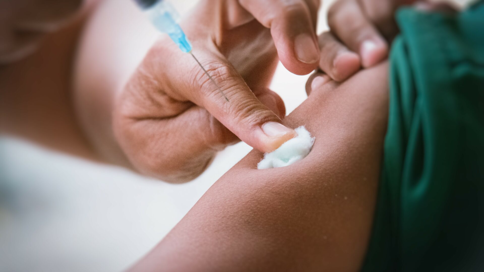 Doctor,Inject,Vaccine,To,Patient.