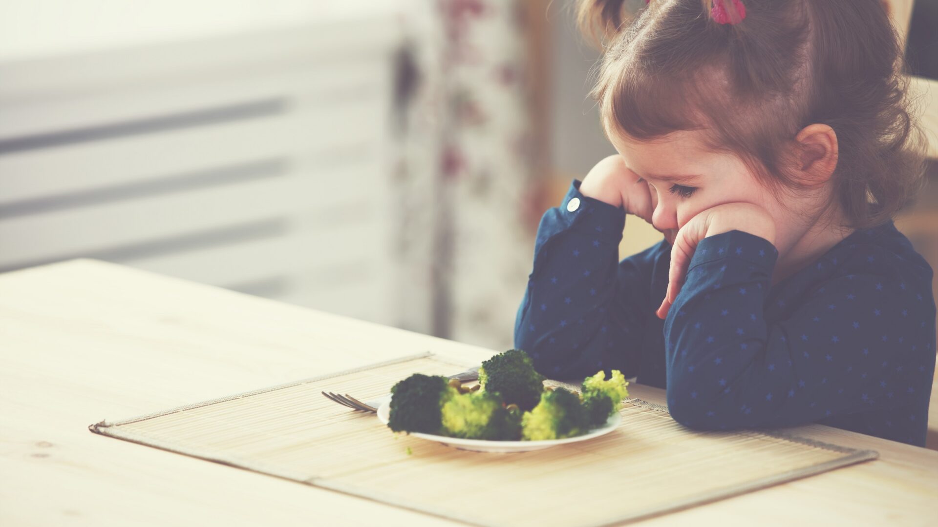 Child,Girl,Does,Not,Like,Eat,Vegetables