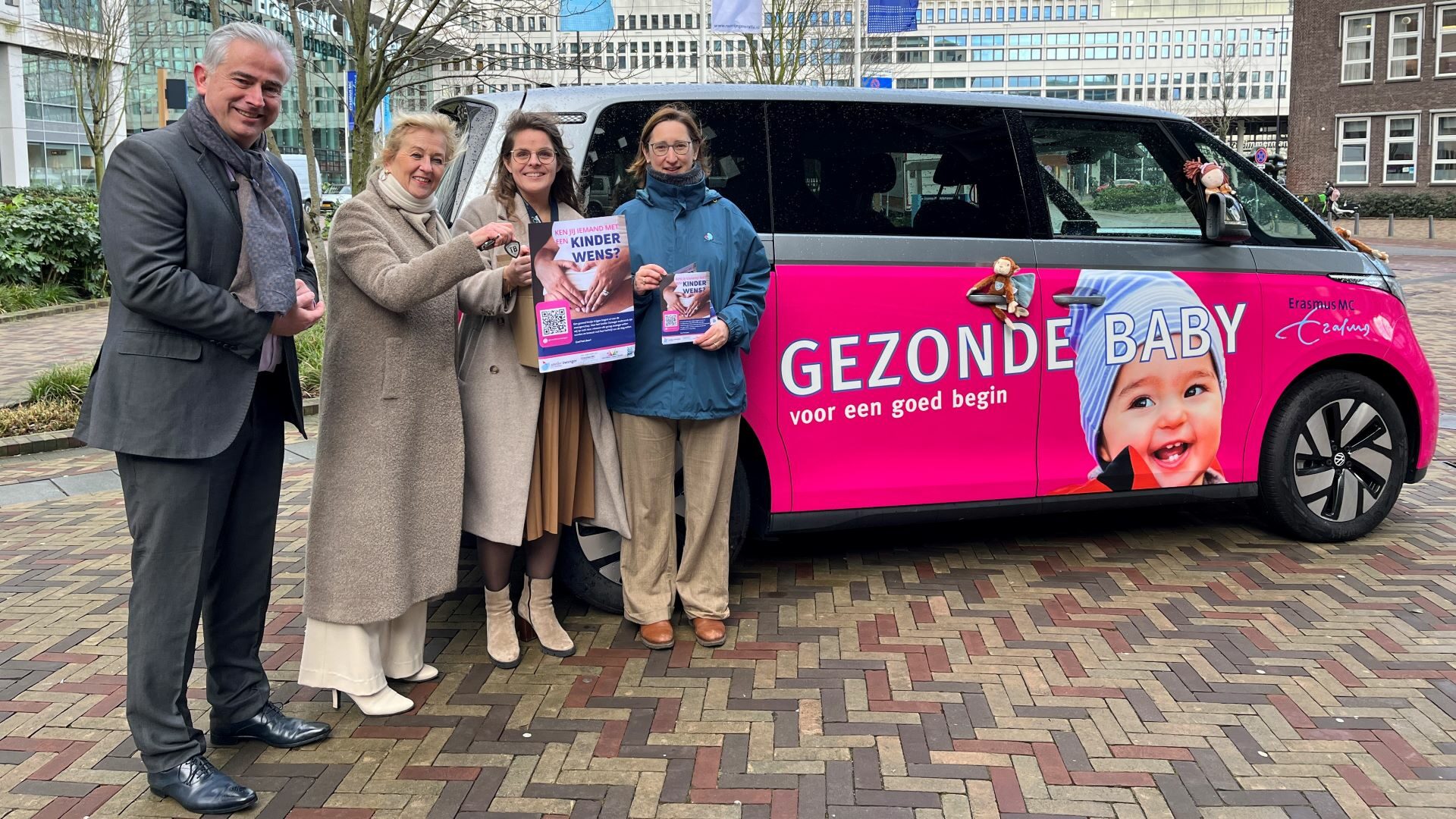 Knalroze bus van Erasmus MC