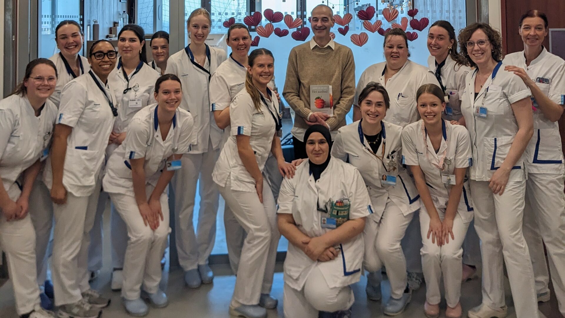 Jeroen van der Kris met verpleegkundigen 1PXL_20260202_150134357.MP