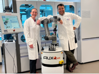 Nieuwe lab-robot helpt om automatische analysestraat uit te breiden