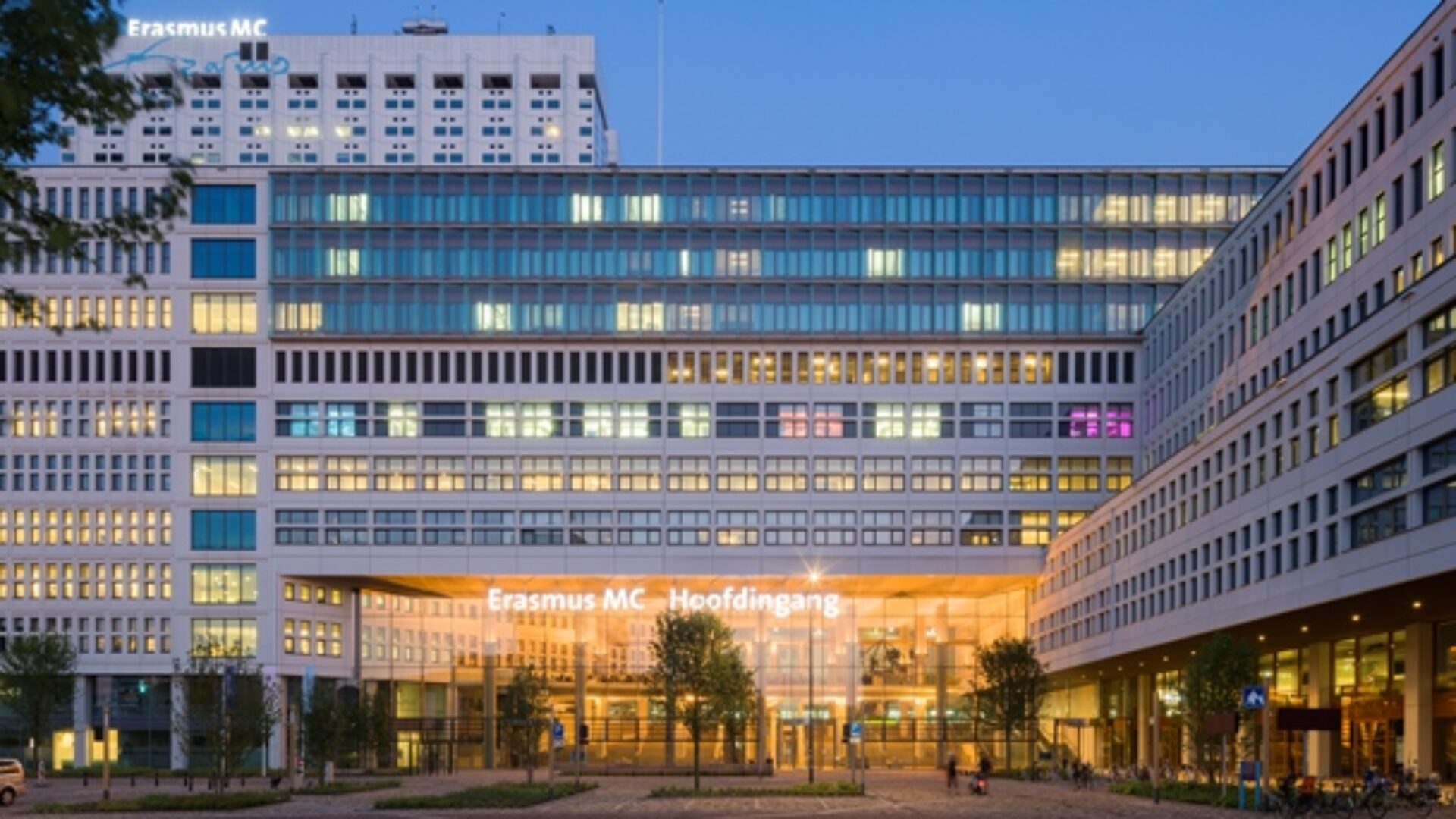 Erasmus-MC-Hoofdingang-avond-800